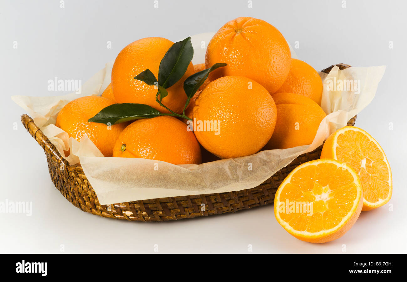 Frische Orangen in einem Korb (Clipping-Pfad) Stockfoto