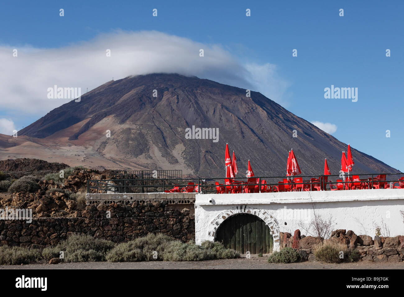 Teide Vulkan umgeben von Nebel, Blick von El Portillo, Nationalpark Canadas del Teide, Teneriffa, Kanarische Inseln, Spanien, Europa Stockfoto