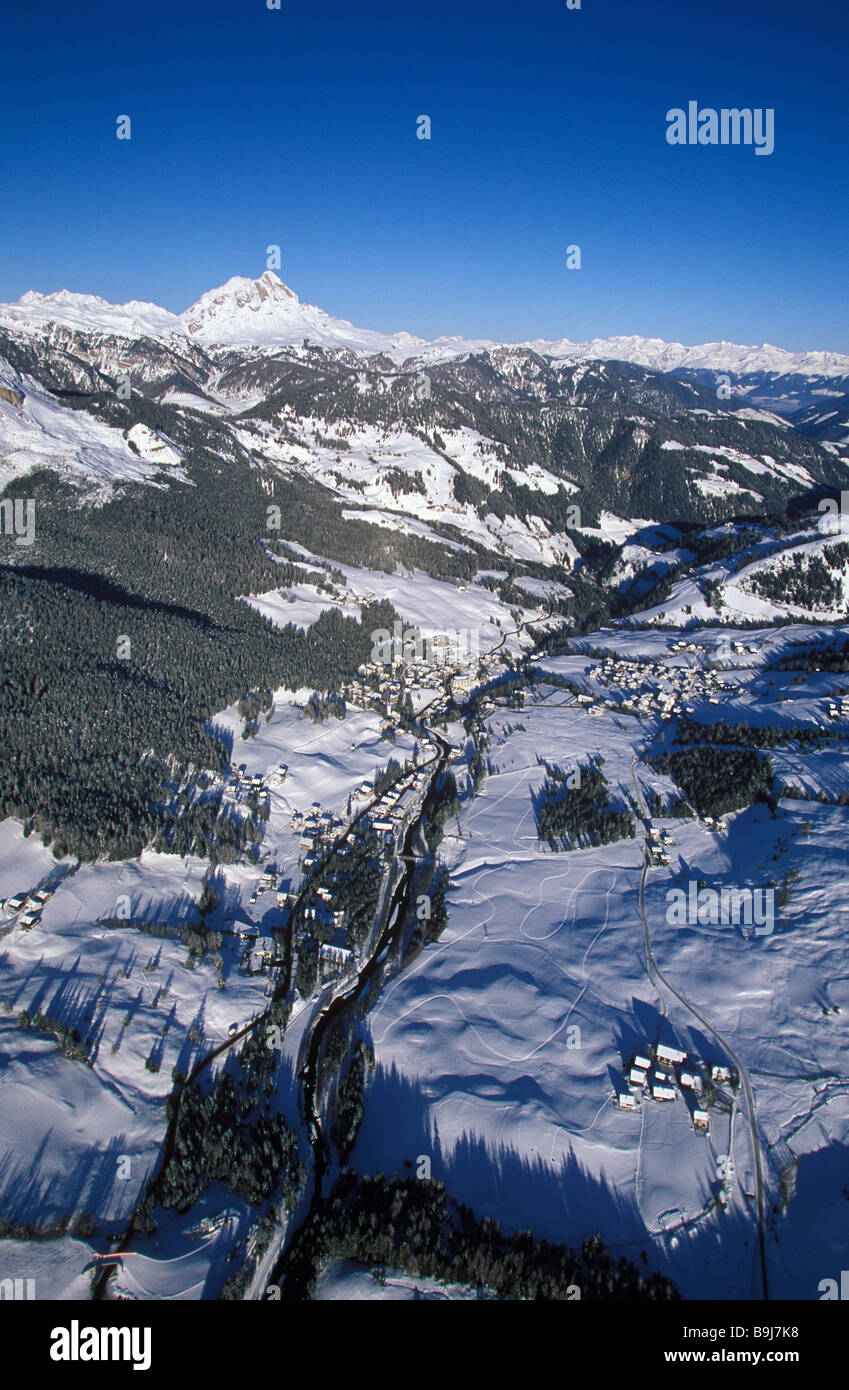 Luftbild, St. Leonhard in Val Badia Tal, Mt Peitlerkofel in den Rücken, Ladinia, Dolomiten, Bozen-Bozen, Italien Stockfoto
