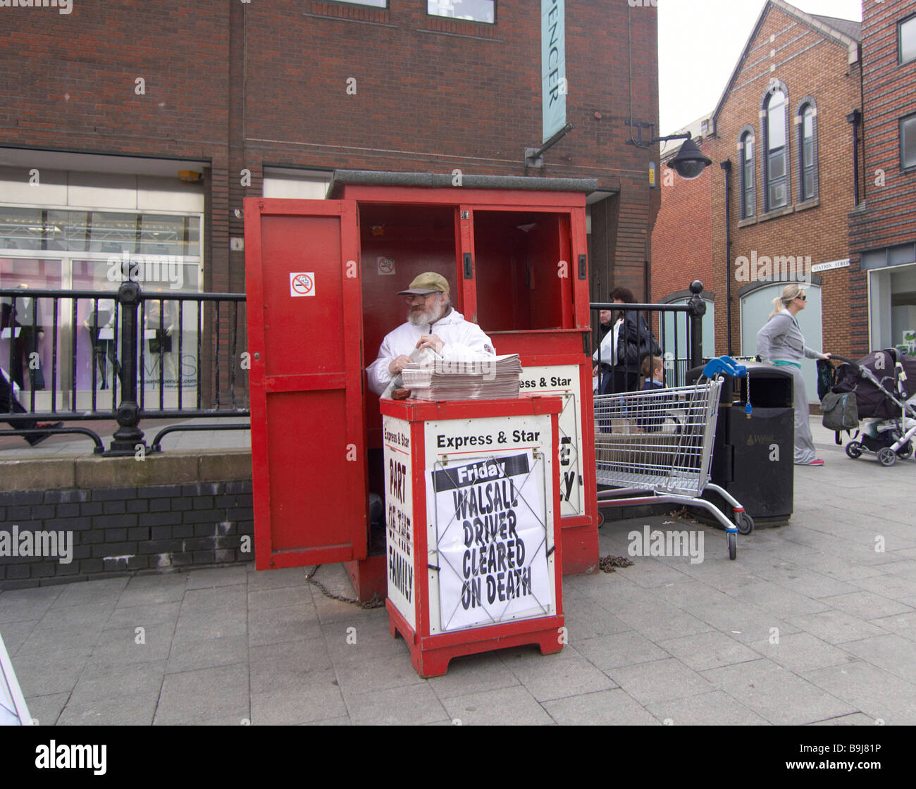 Zeitung-Anbieter in walsall Stockfoto
