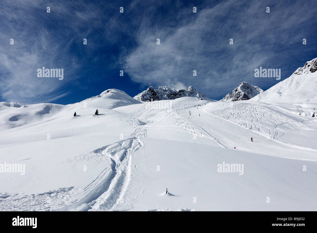Langlaufloipen im Tiefschnee und eine Skipiste auf Mt Hasenfluh in der Nähe von Zürs, Vorarlberg, Österreich Stockfoto