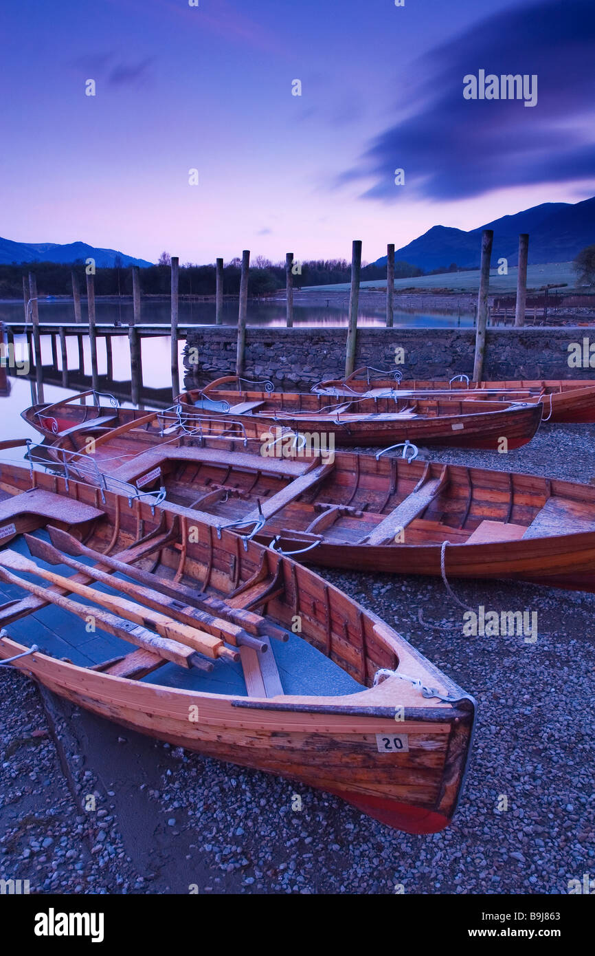 Hölzerne Ruderboote am Ufer des Derwent Water in der Nähe von Keswick. Die englischen Lake District, Cumbria. Fotografiert im April Stockfoto