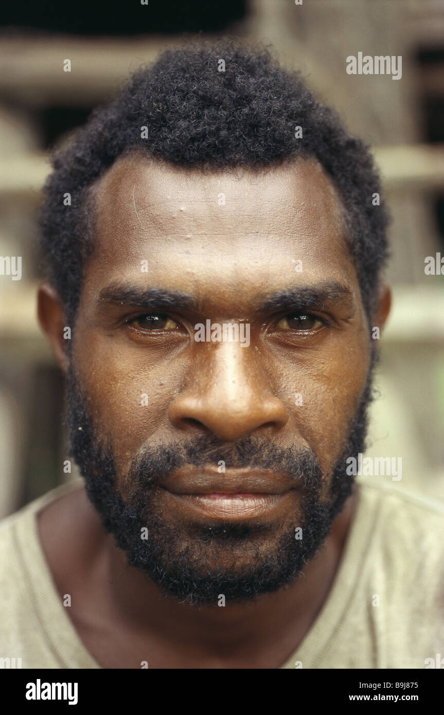 Ozeanien Melanesien Papua New Guinea Unterland Mann Bart swarthily ernst Porträt keine Modelle Menschen Eingeborene native Papua Stockfoto