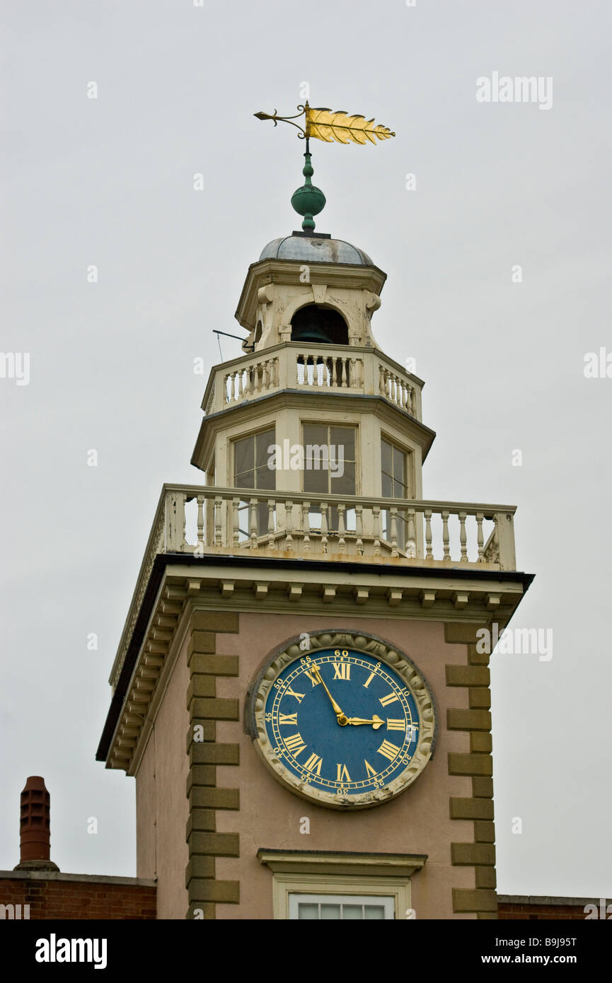 Clock Tower und Revolver auf Klasse 1 denkmalgeschütztes Gebäude d. h. Bruce Castle Museum in Bruce Castle Park Tottenham London UK Stockfoto