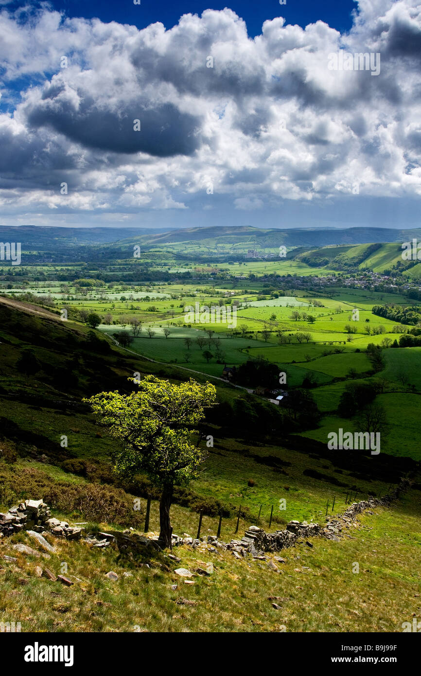 Blick der Hoffnung-Tal von Mam Tor im Peak District National Park, Derbyshire. Fotografiert im Mai Stockfoto