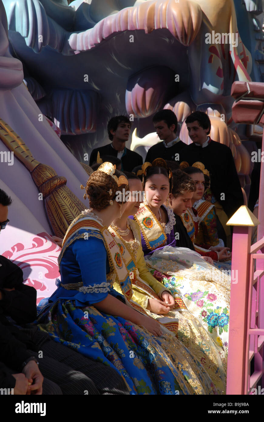 Gruppe von Falleras in Dia de San Jose, Denia, Provinz Alicante, Las Fallas Fiesta, Comunidad Valenciana, Spanien Stockfoto