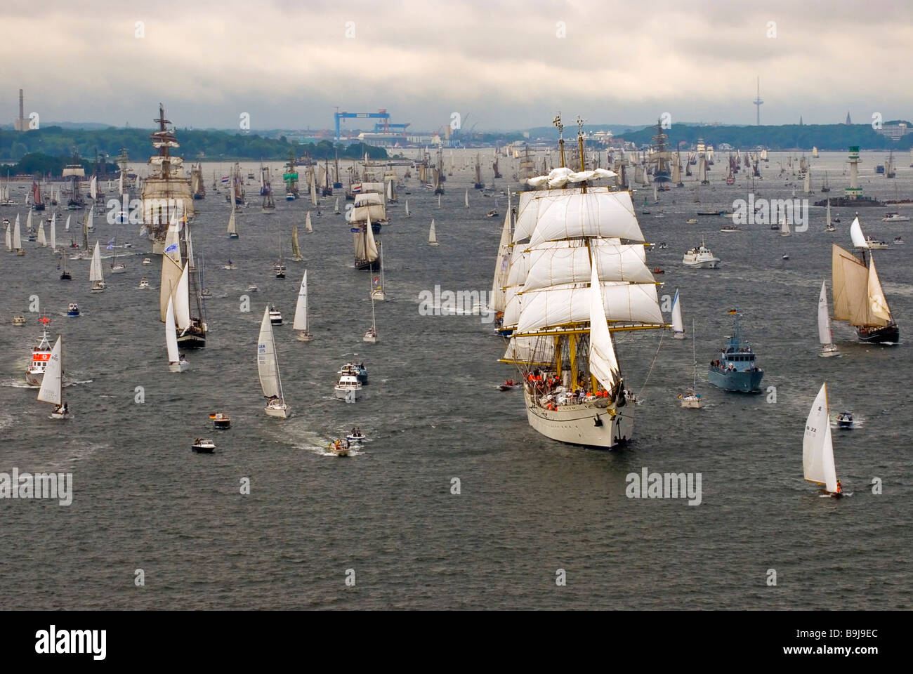 Winderjammer-Parade auf der Kieler Woche 2008 mit deutschen Segel-Schulschiff und Befehl Schiff Marine Gorch Fock und weitere tradit Stockfoto