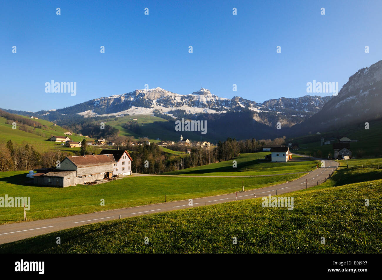 Blick auf die Region von Ruete Borough Bruelisau hinter Hoher Kasten im Kanton Appenzell Innerrhoden, Schweiz, Europa Stockfoto