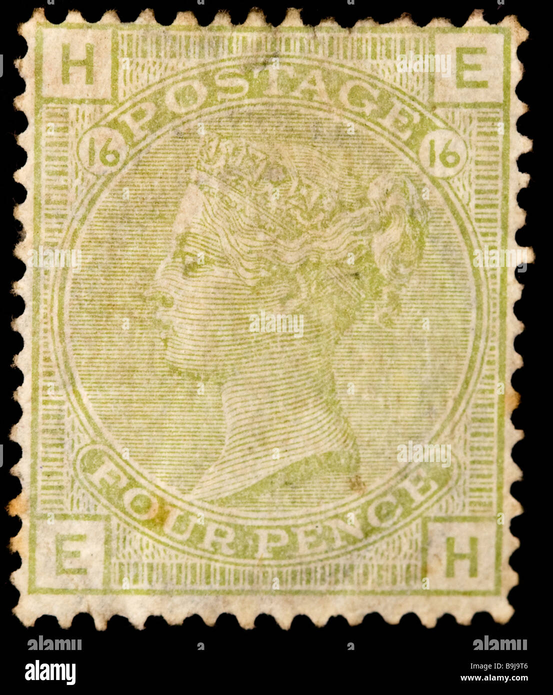 Nahaufnahme eines blassgrünen viktorianischen britischen Poststempels auf schwarzem Hintergrund. Minze, nicht verwendet. Porträt der Königin Victoria. Stockfoto
