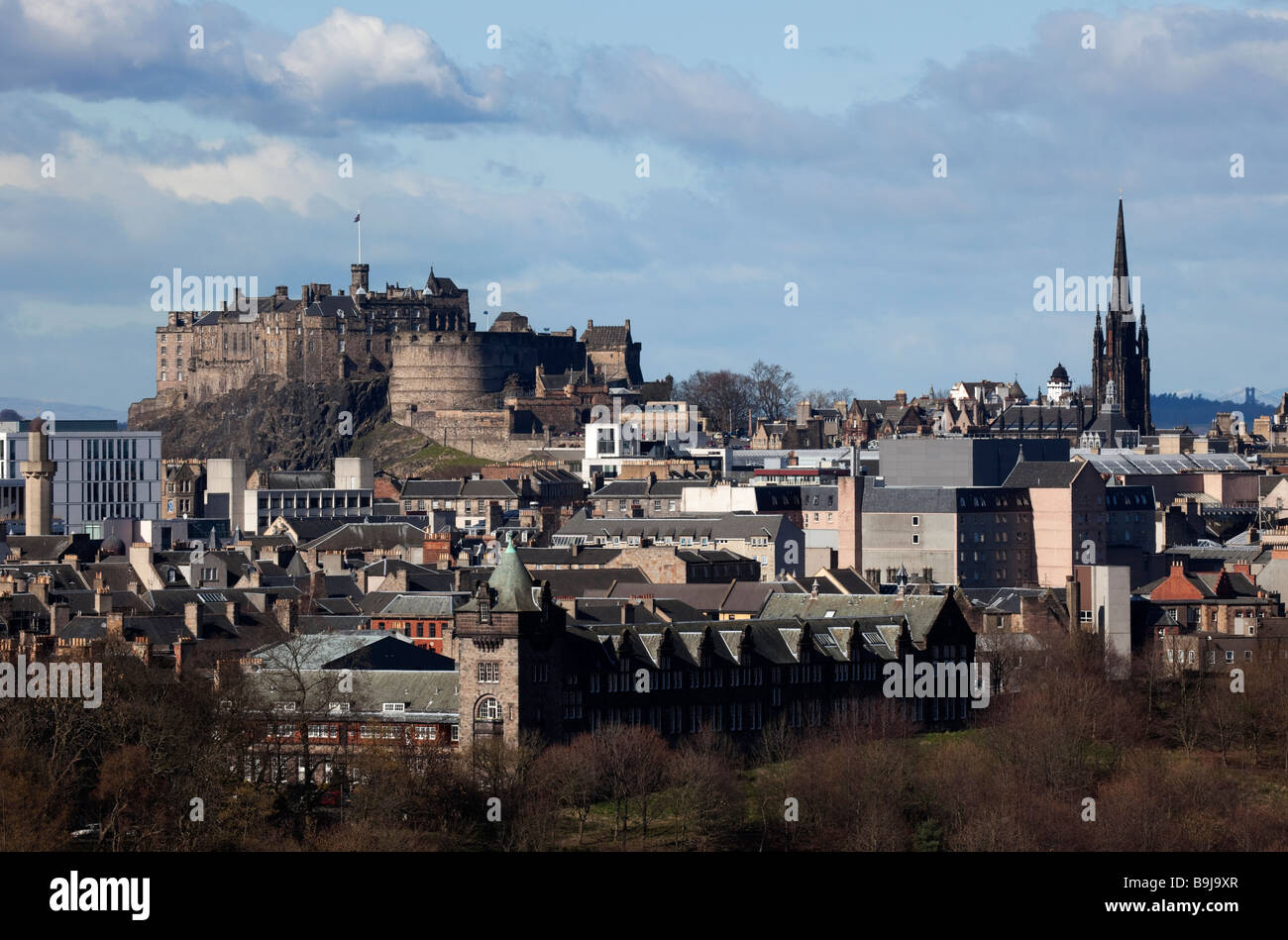 Blick auf die Skyline von Edinburgh Castle, Schottland, UK, Europa von Holyrood Park einschließlich Stockfoto
