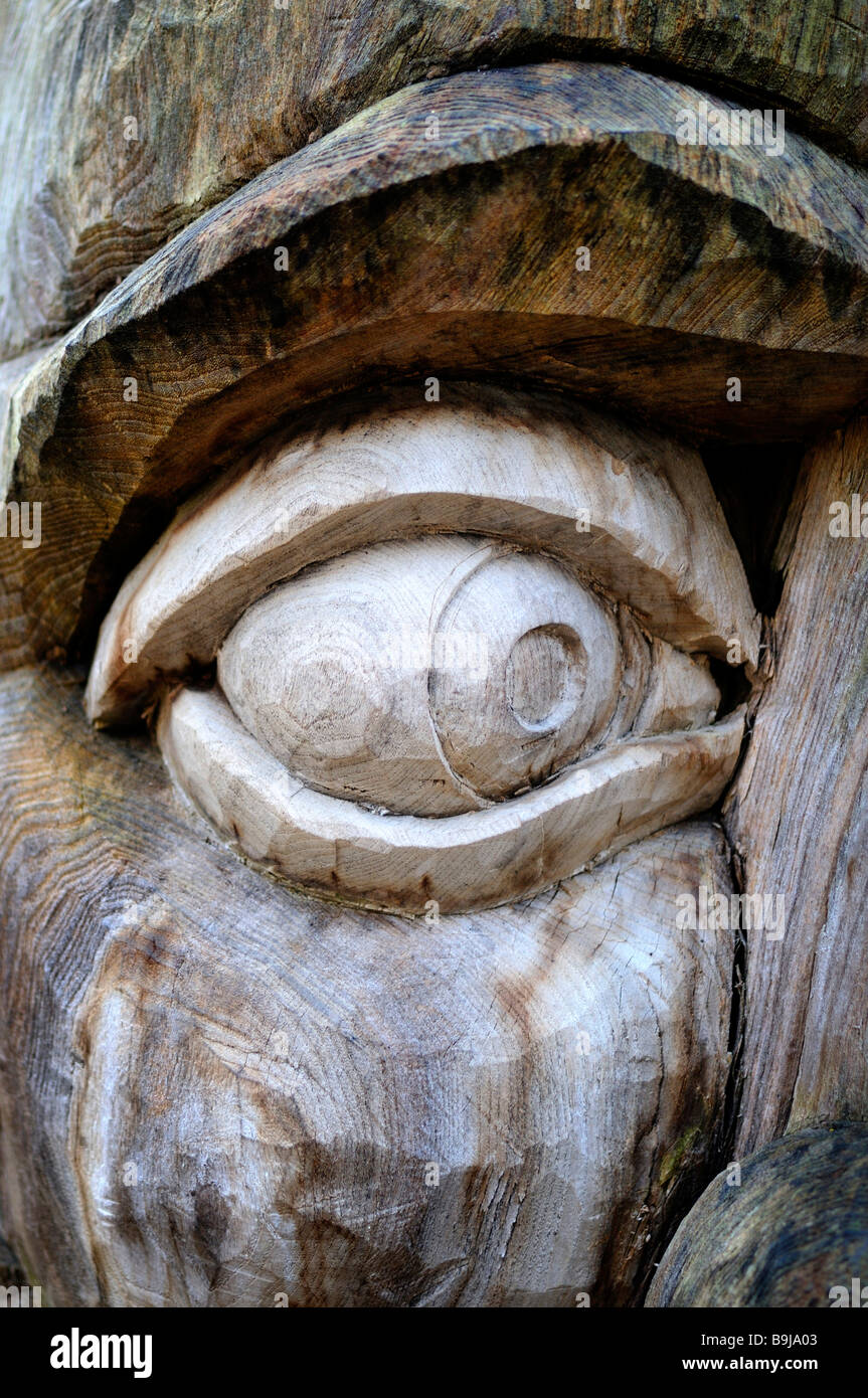 Geschnitzte Auge auf einem verwitterten Baum Stockfoto