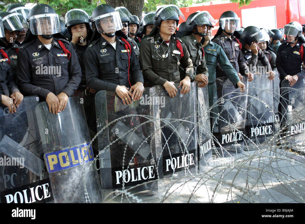 Thailändische Polizei mit ihren Schilden Stockfoto