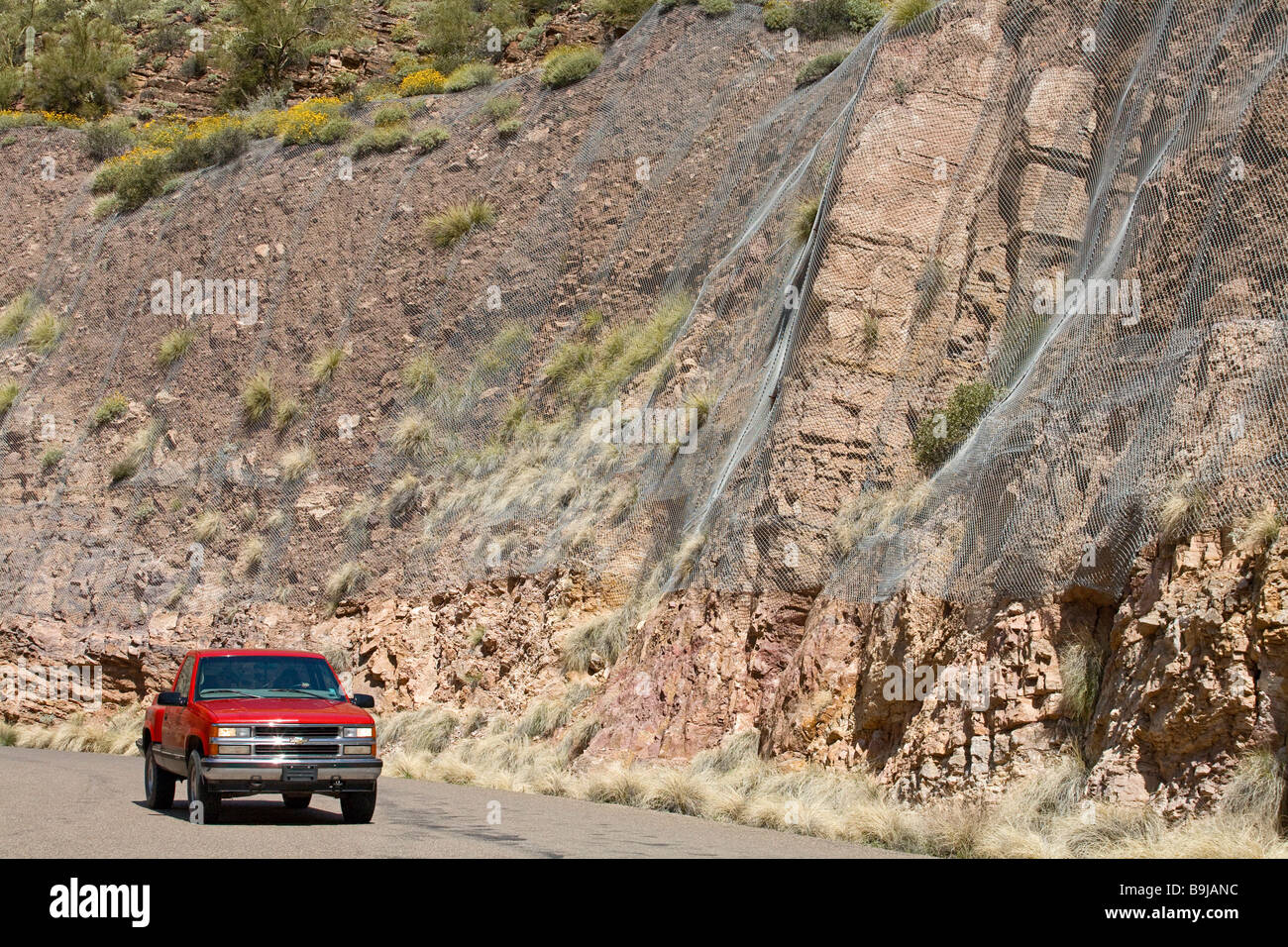 Steinschlag-Zaun verhindert Felsen auf der Fahrbahn Stockfoto