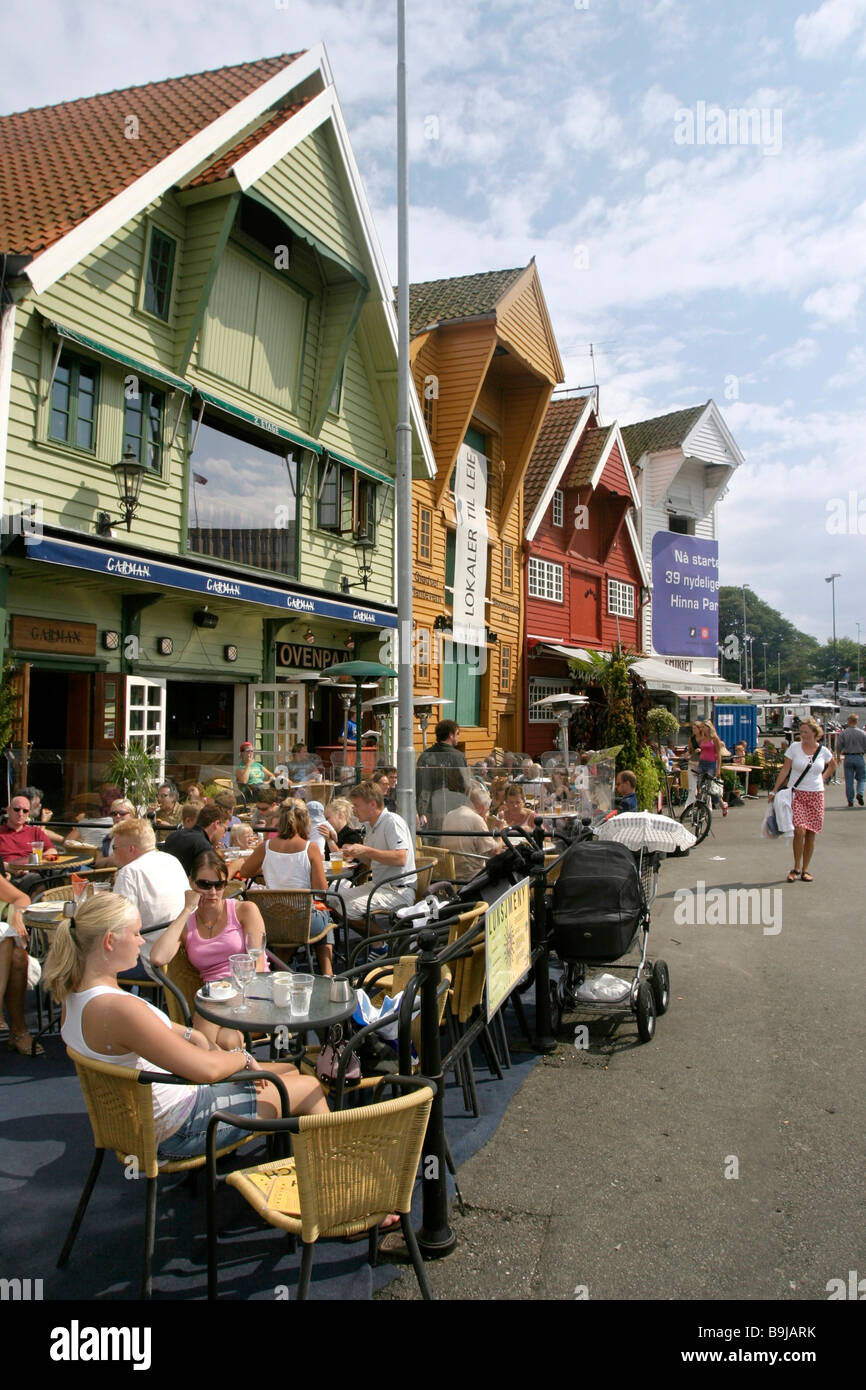 Restaurants am Hafen von Stavanger mit seiner traditionellen Holz-Häuser, Stavanger, Norwegen, Skandinavien, Europa Stockfoto