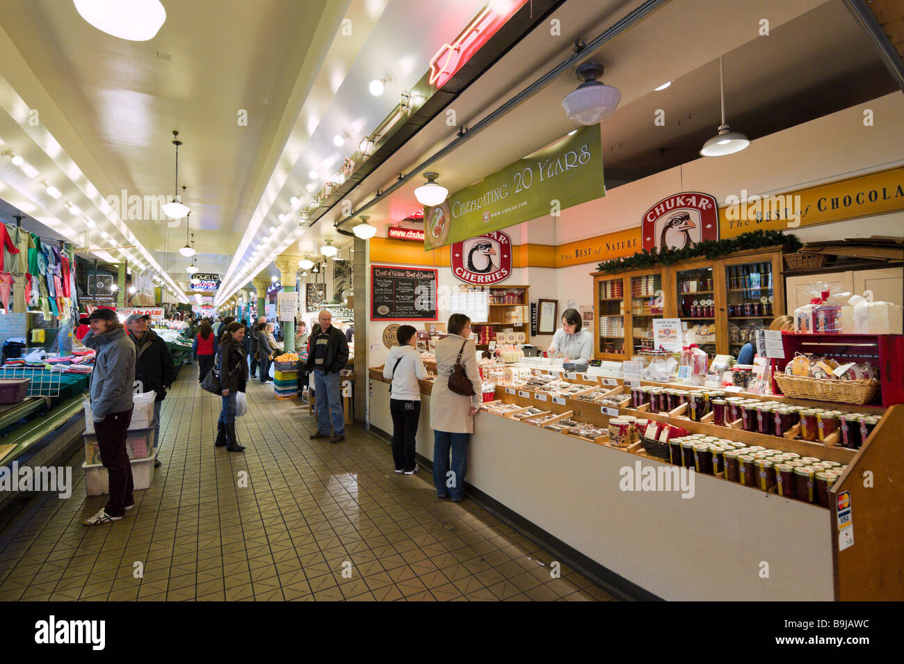 Süßwaren und andere Stände im Pike Place Market, Innenstadt von Seattle, Washington, USA Stockfoto