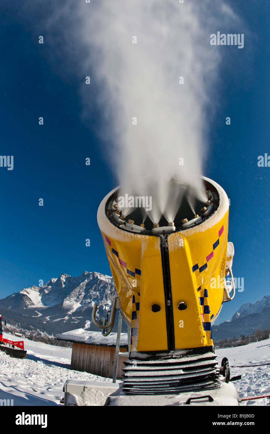 Eine Schneekanone vor dem Panorama der Zugspitze, Ehrwald, Lermoos, Tirol, Österreich, Europa Stockfoto