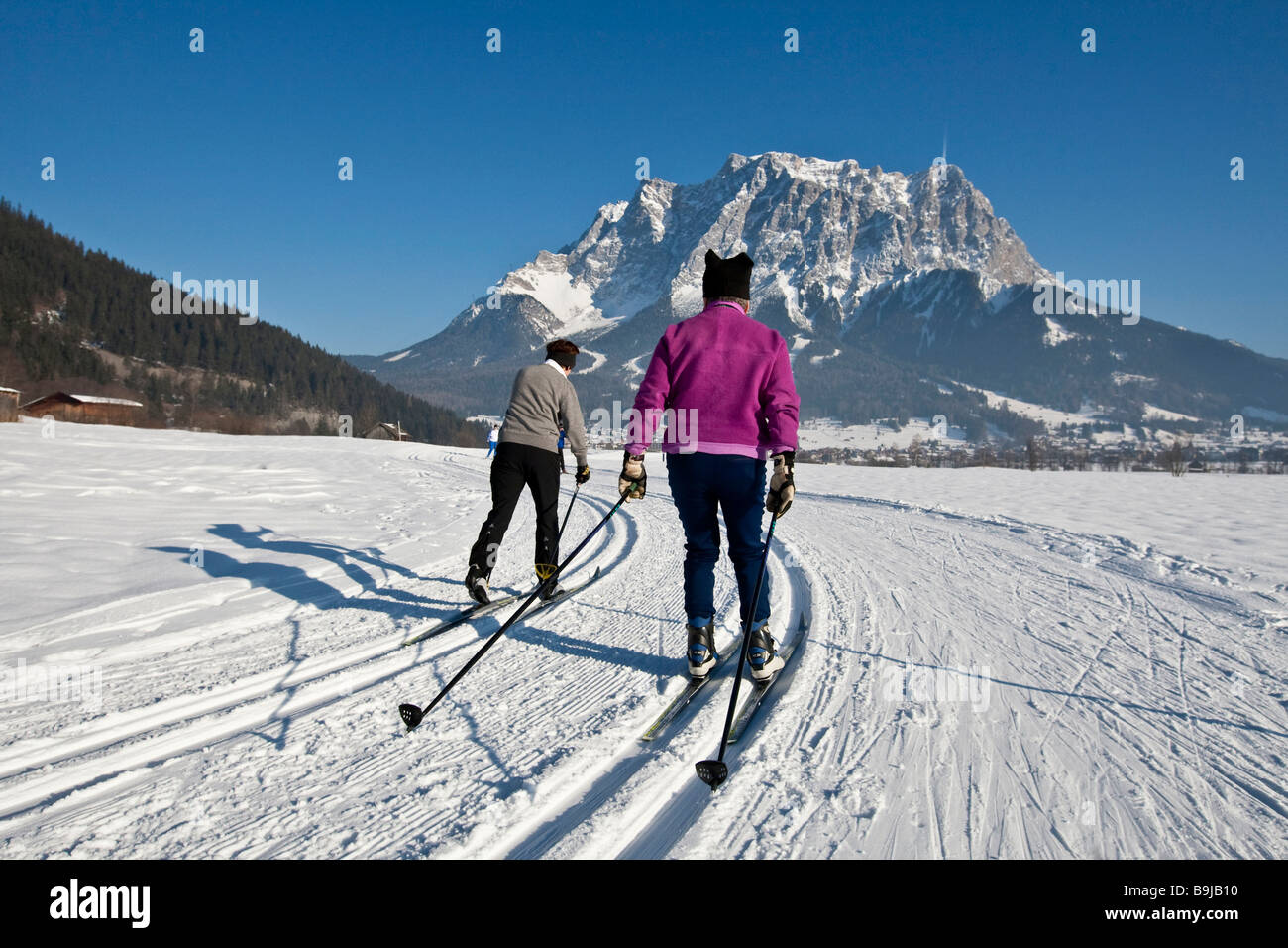 Langläufer vor Zugspitze, Zugspitzarena, Tirol, Österreich, Europa Stockfoto