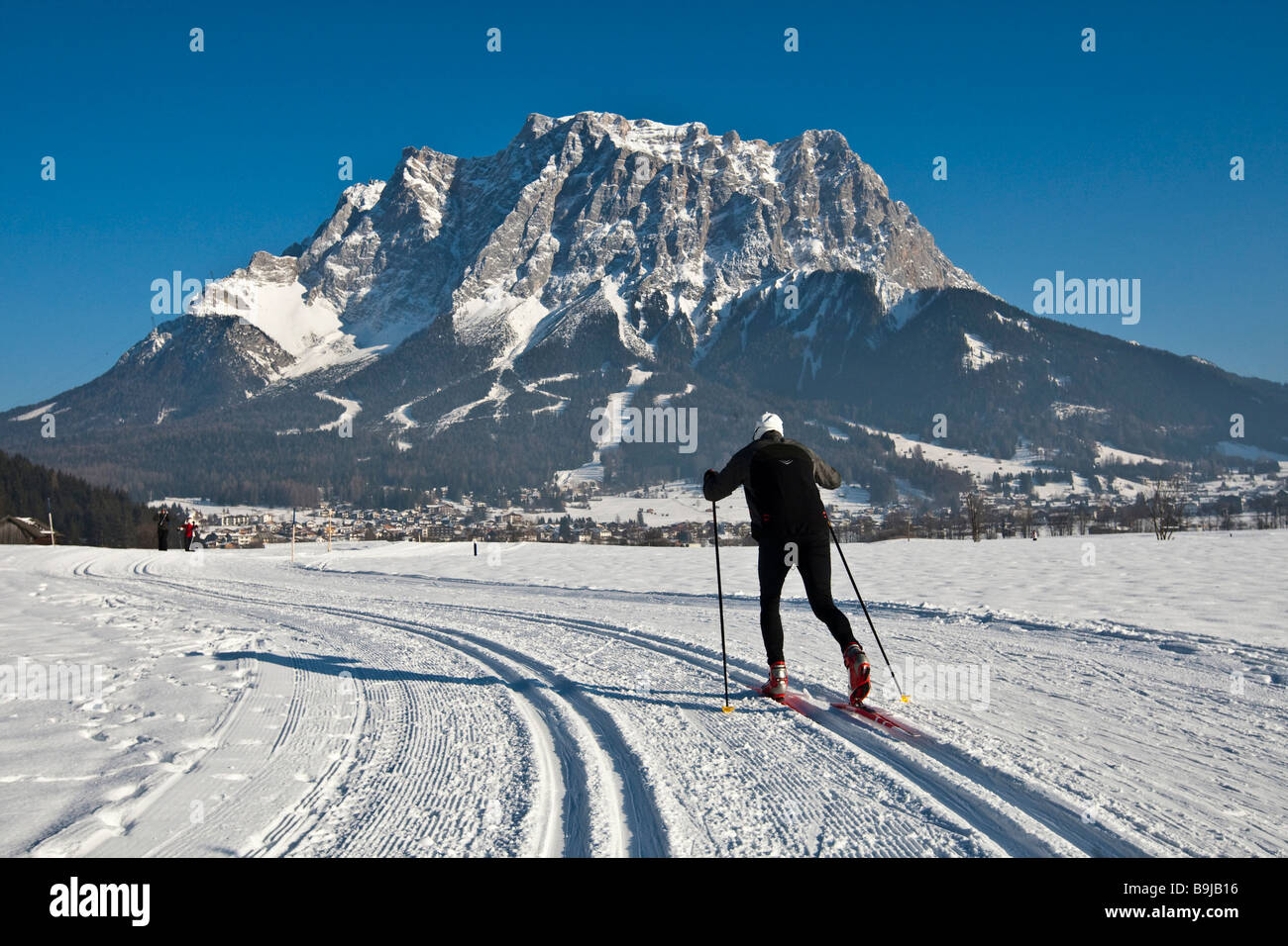 Skilangläufer vor Zugspitze, Zugspitzarena, Tirol, Österreich, Europa Stockfoto