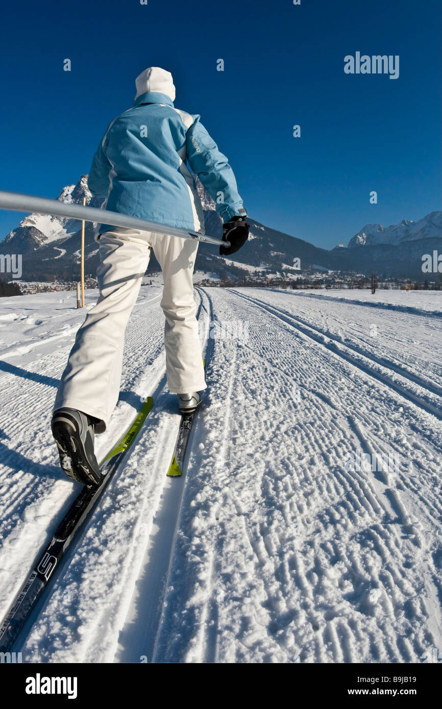 Skilangläufer vor Zugspitze, Zugspitzarena, Tirol, Österreich, Europa Stockfoto