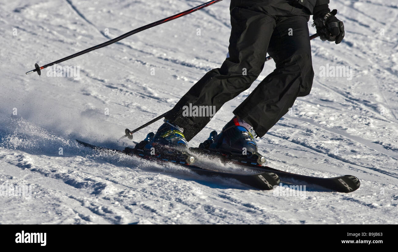 Skifahrer auf der piste Stockfoto