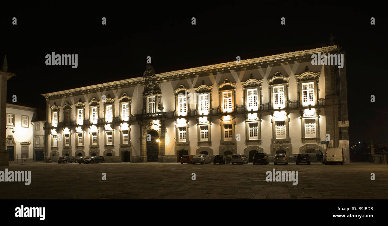 Der Bischofspalast neben der Kathedrale von Porto, Altstadt von Porto mit der Ribeira Quay, Porto, UNESCO-Welt-Cultura Stockfoto