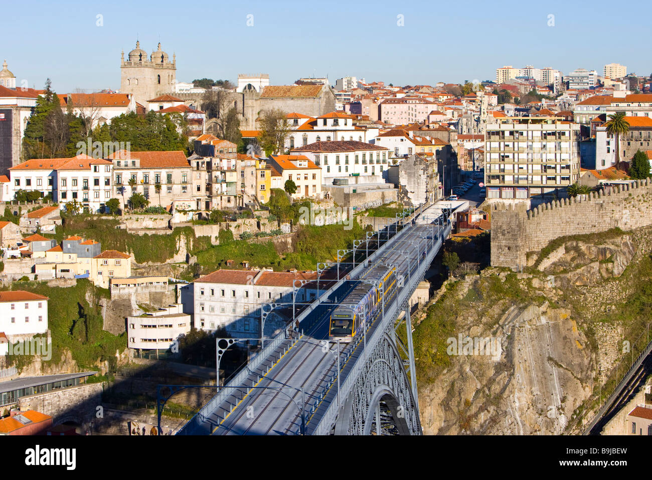 Trainieren Sie auf dem de Ponte Dom Luis ich überbrücken, auf dem Weg von Porto nach Vila Nova De Gaia Viertel, Porto, Portugal, Europa Stockfoto