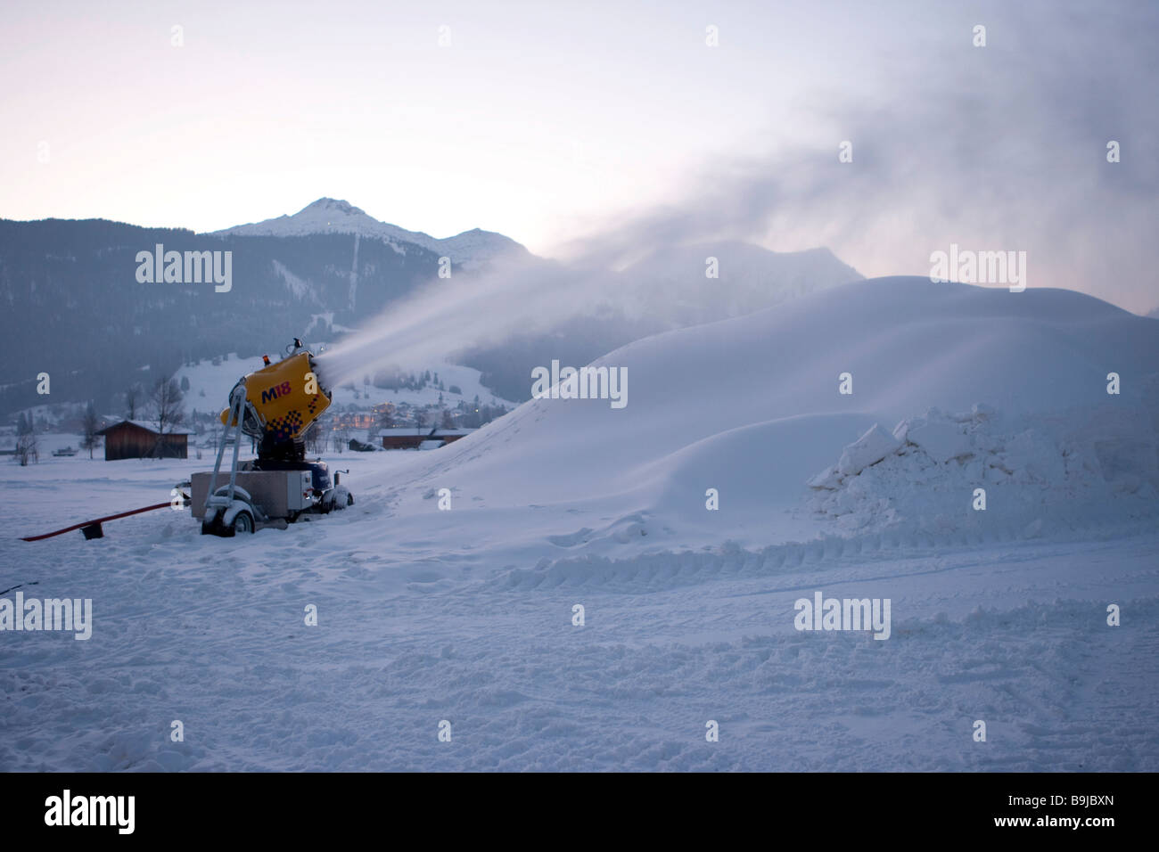 Schneekanone Spritzen Schnee in einem Tal zwischen Ehrwald und Lermoos bei Dämmerung, Tirol, Austria, Europe Stockfoto