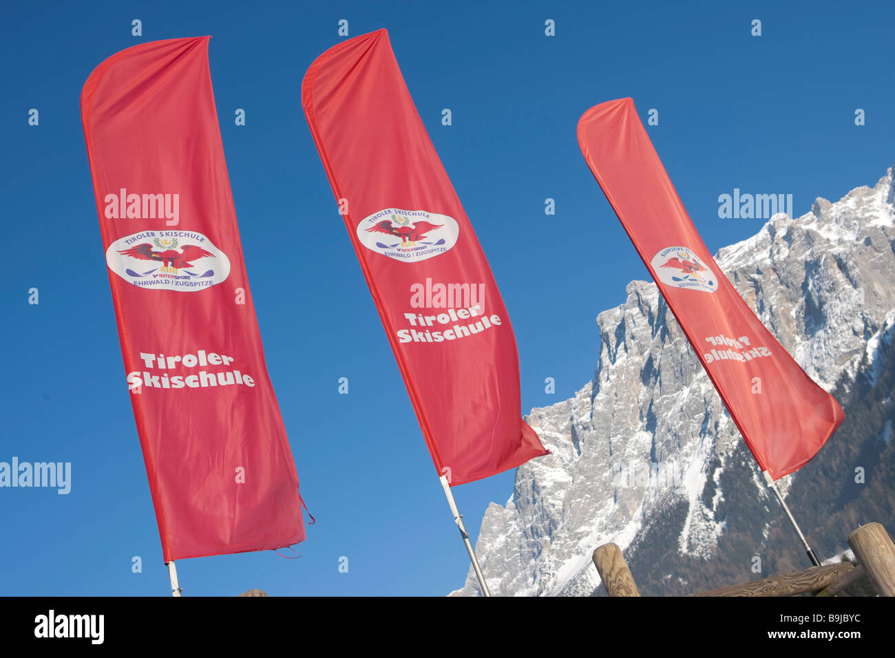 Flaggen der eine Skischule im Wind vor Zugspitze Berg, Ehrwald, Tirol, Austria, Europe Stockfoto