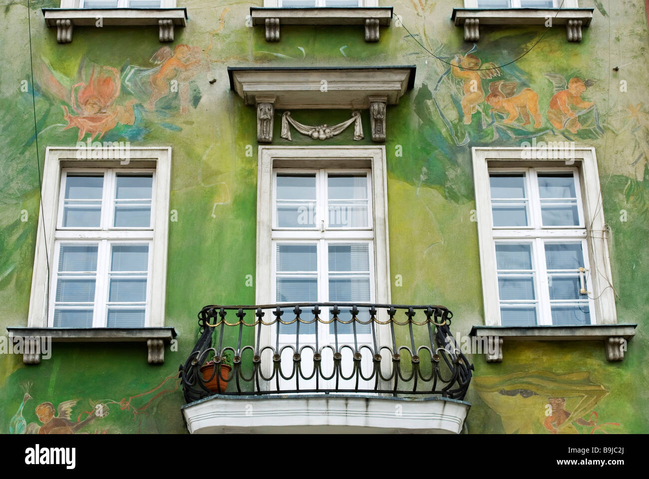 Das grün lackiert Exterieur eines Hauses auf dem alten Marktplatz, Poznan, Polen Stockfoto