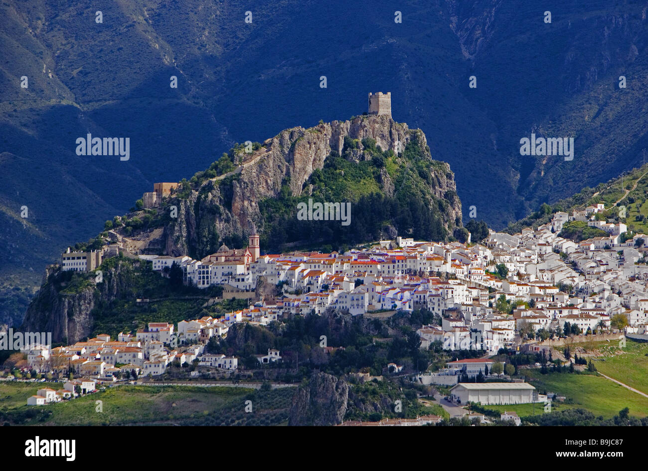 Spanien Andalusien Zahara De La Sierra Ansicht Ziel aus den Augen Stadt Häuser Felsen Burg Festung Ruine Stadtberge Andalusien Stockfoto