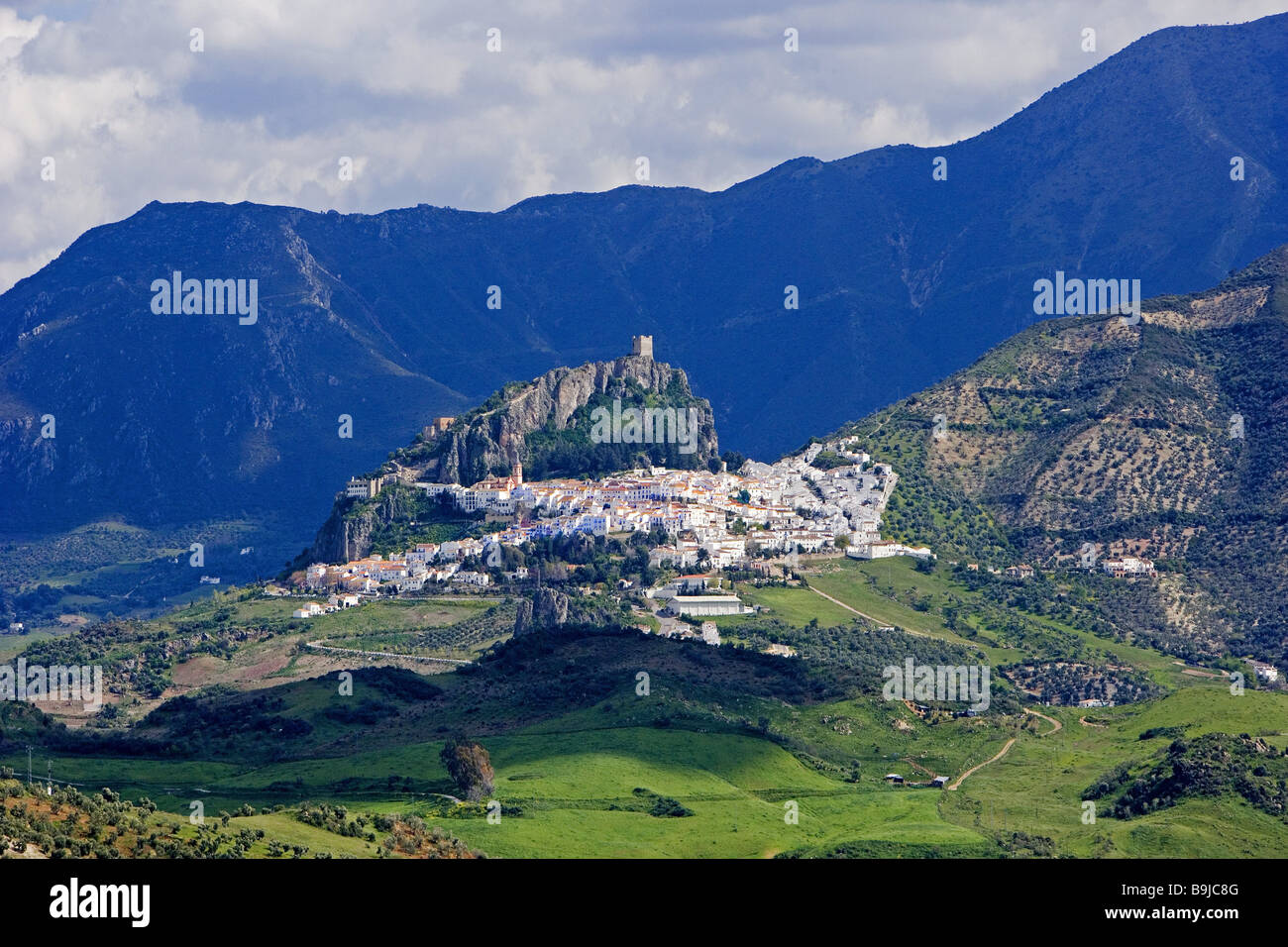 Spanien Andalusien Zahara De La Sierra Ansicht Ziel aus den Augen Stadt Stadthäuser rockt Schloss Burg Ruine Berge Himmel Stockfoto