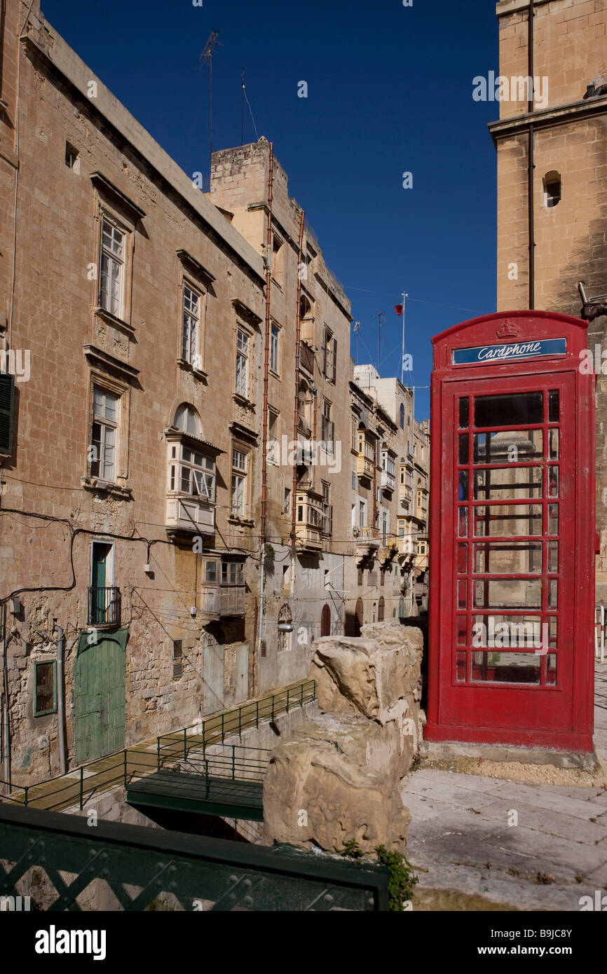 East street, typische schmale Gasse in Valletta, Malta, Europa Stockfoto