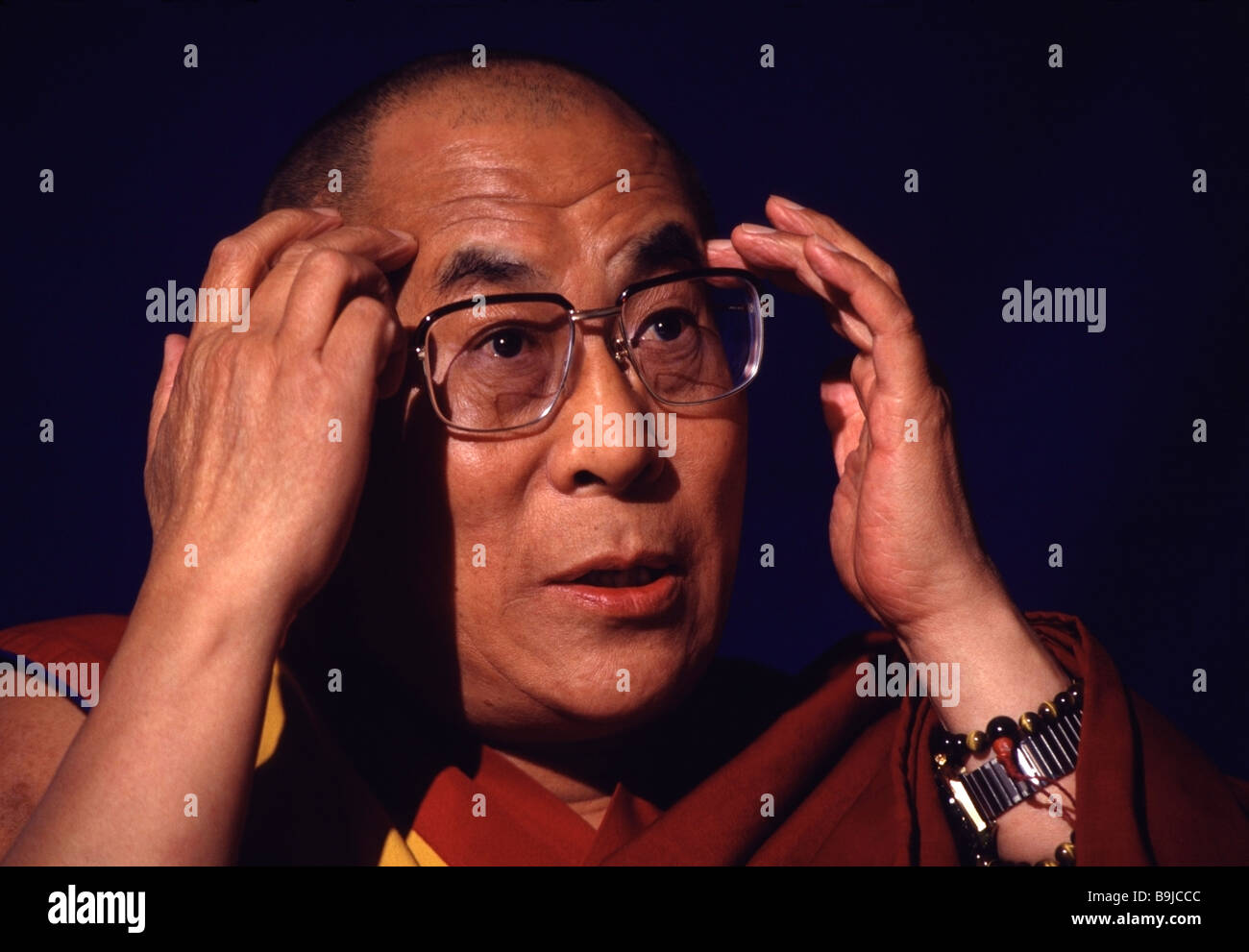 Der Dalai Lama macht einen Punkt bei einer Pressekonferenz erklärt. Stockfoto