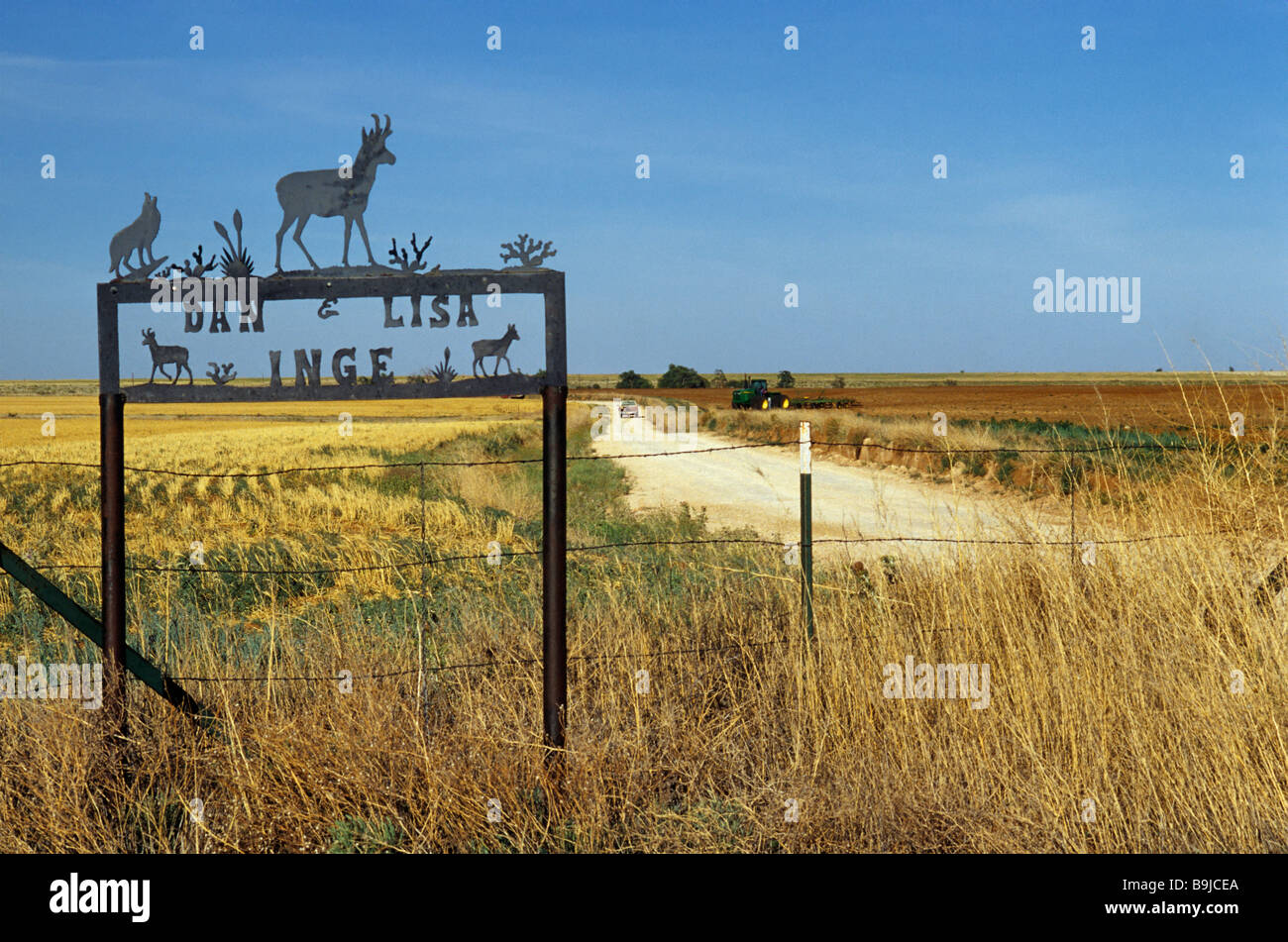 Schmiedeeisen-Schild am Eingang Farm Road 206 NM in der Nähe von Portales in Roosevelt County New Mexico USA Stockfoto