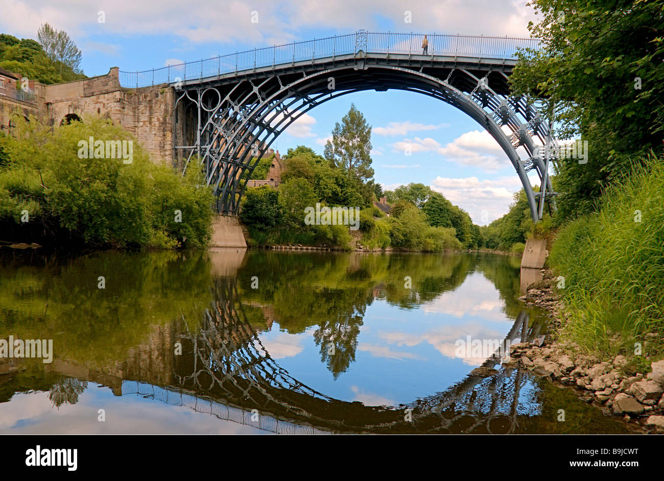 Ironbridge, die Überquerung des Flusses Severn, zuerst Eisen Brücke weltweit, von Abraham Darby erbaut 1779 in Telford, Shropshire, Engl Stockfoto
