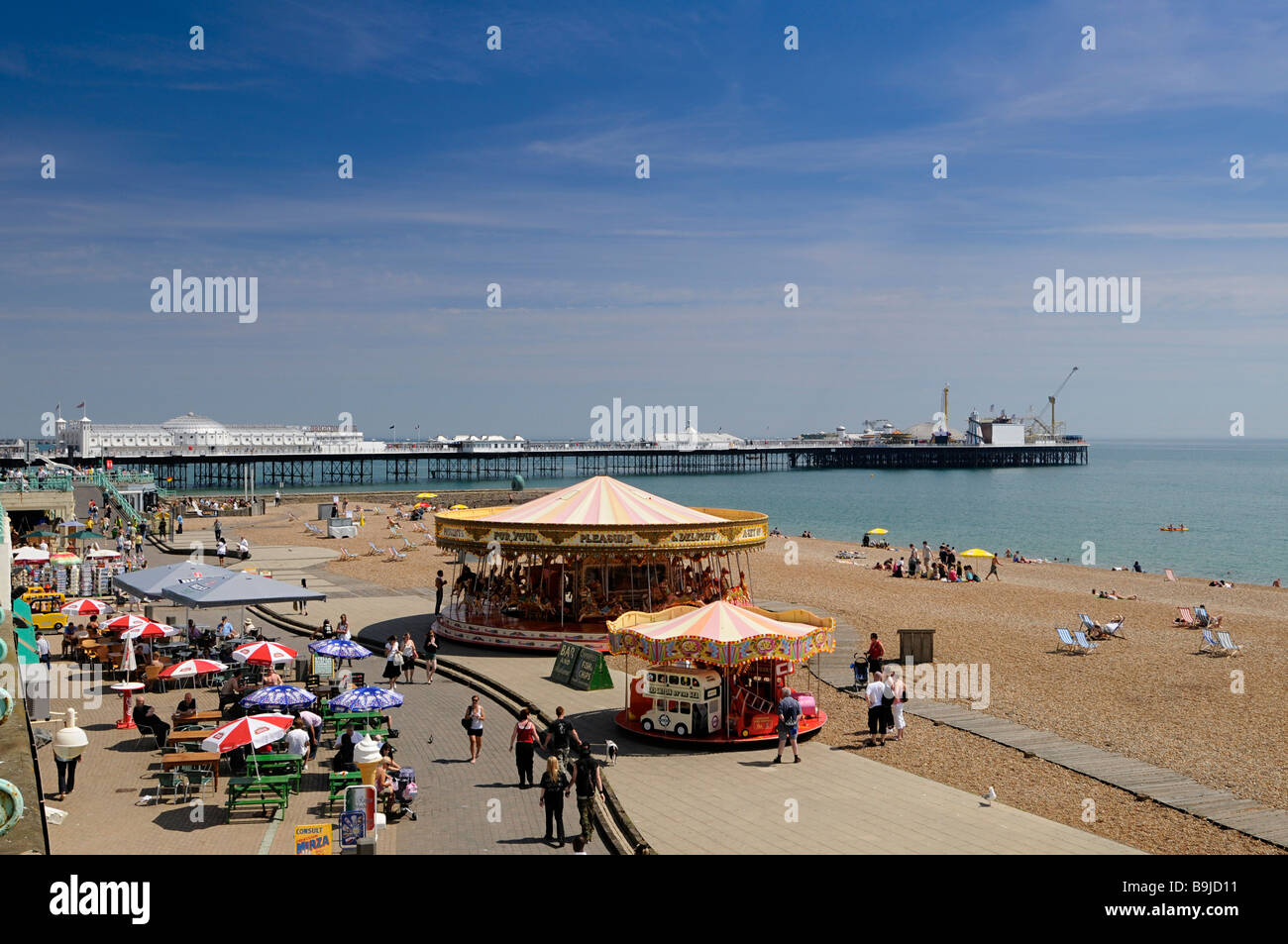 Pier und Strand in Brighton, East Sussex, England, Großbritannien, Europa Stockfoto