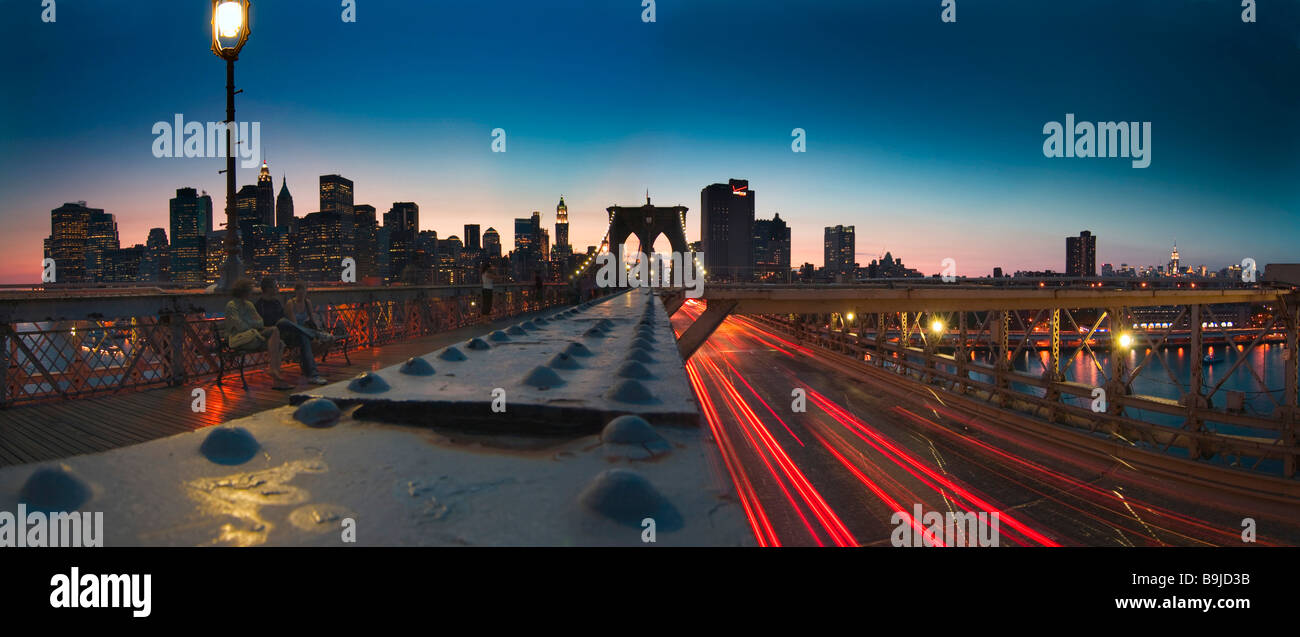 Panoramablick auf der Brooklyn Bridge und Manhattan von Nacht, New York City, New York, USA, Nordamerika Stockfoto