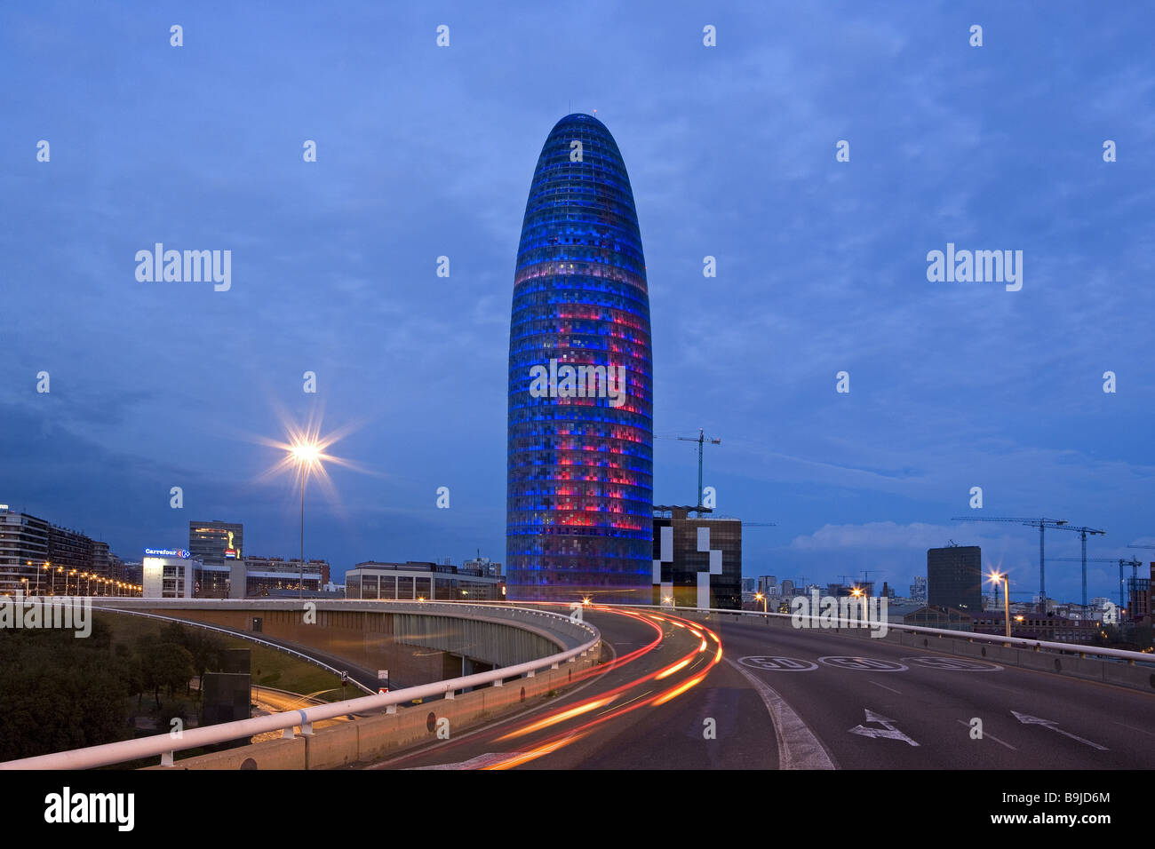 Spanien Katalonien Barcelona Agbar Turm Beleuchtung abends Stadt Stadt Gebäude Bau Architektur Glasfassade Fassade Stockfoto