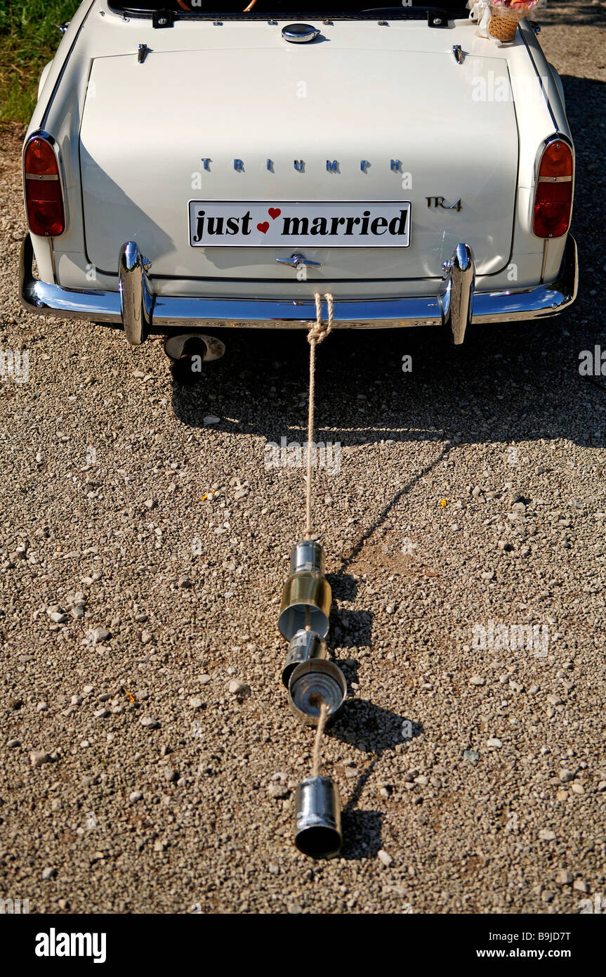 Auto mit "Just married" Spuren der Dosen, Hersbruck, Middle Franconia, Bayern, Deutschland, Europa Stockfoto