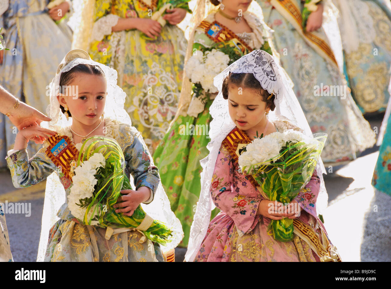 Kleinkindern März Falleras in Richtung Plaza De La Virgen mit einem Blume-Angebot. Las Fallas Festival Valencia, Spanien Stockfoto