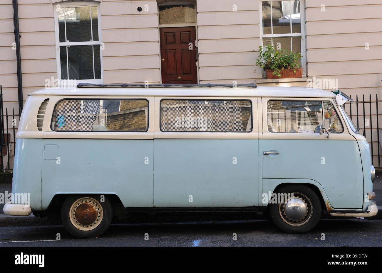 Aufnahme von Volkswagen Camper parken auf der Straße in London. Stockfoto