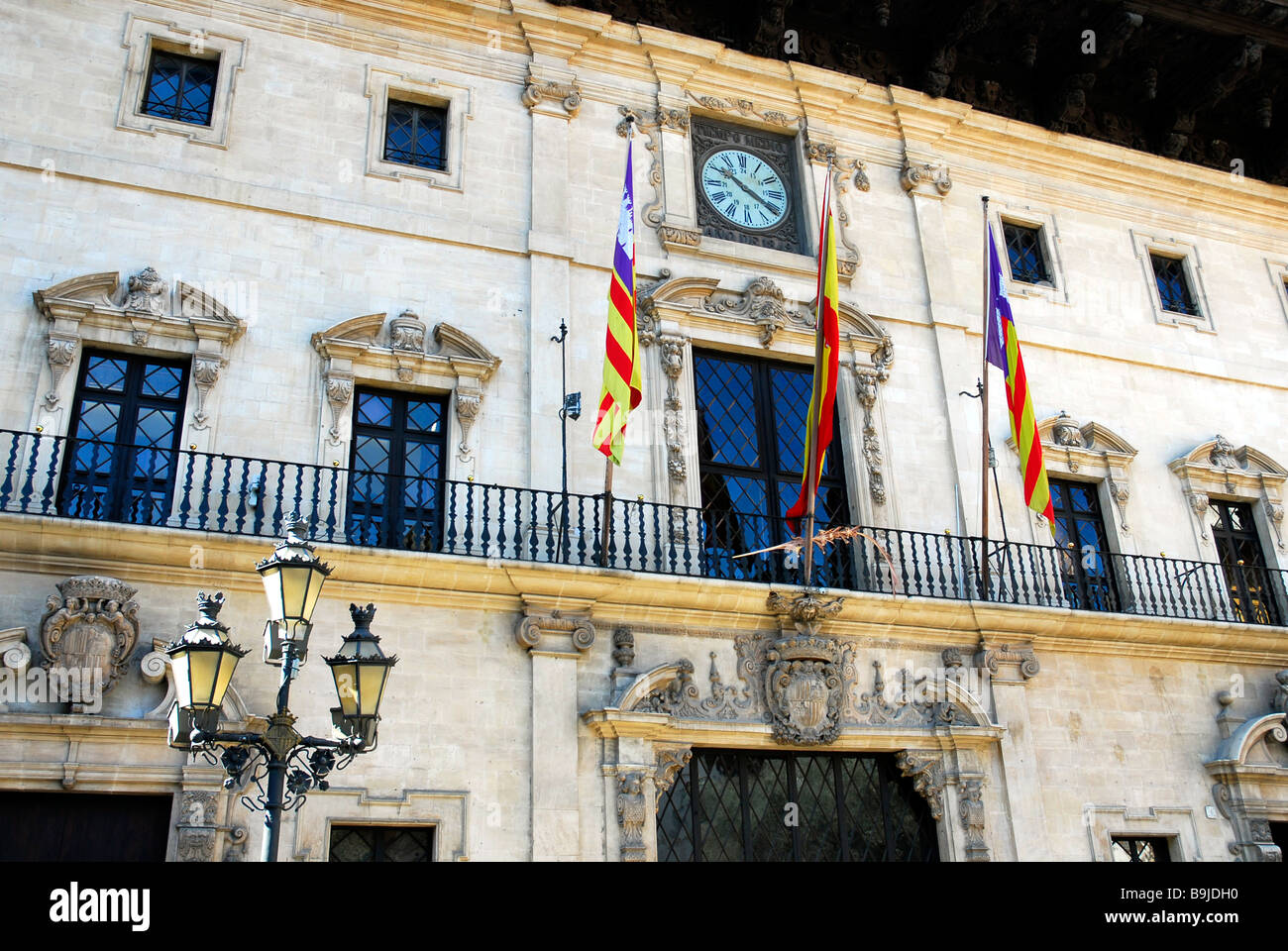 Rathaus-Fassade mit Balkonen, Uhr und Fahnen, Ajuntament de Palma, Ubicat a la Placa, Plaza de Cort, Altstadt, Stockfoto