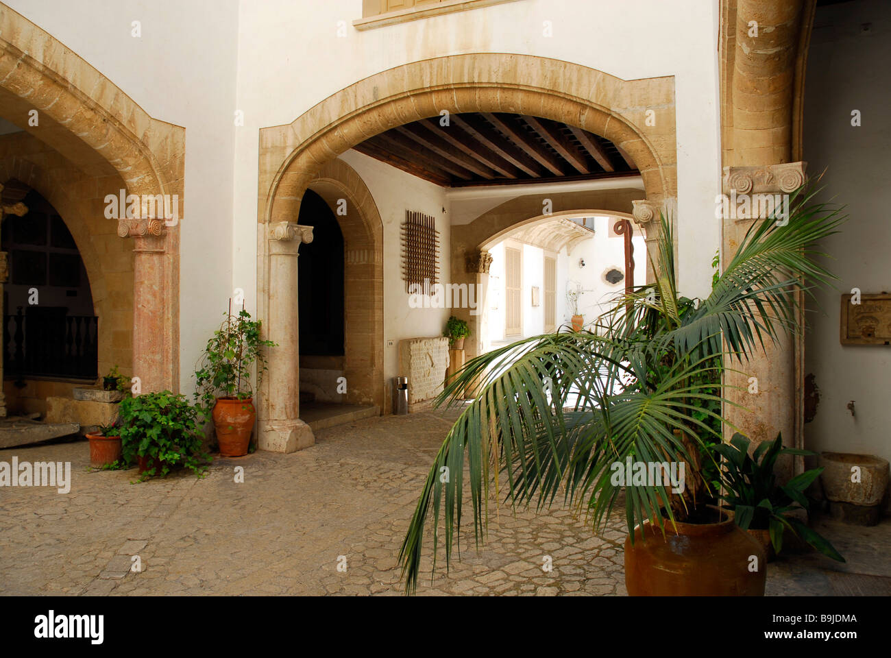 Innenhof, Terrasse aus das Museum von Mallorca, ein Museum über Mallorca in einen ehemaligen Stadt-Palast, Portella, historische Stadt cent Stockfoto