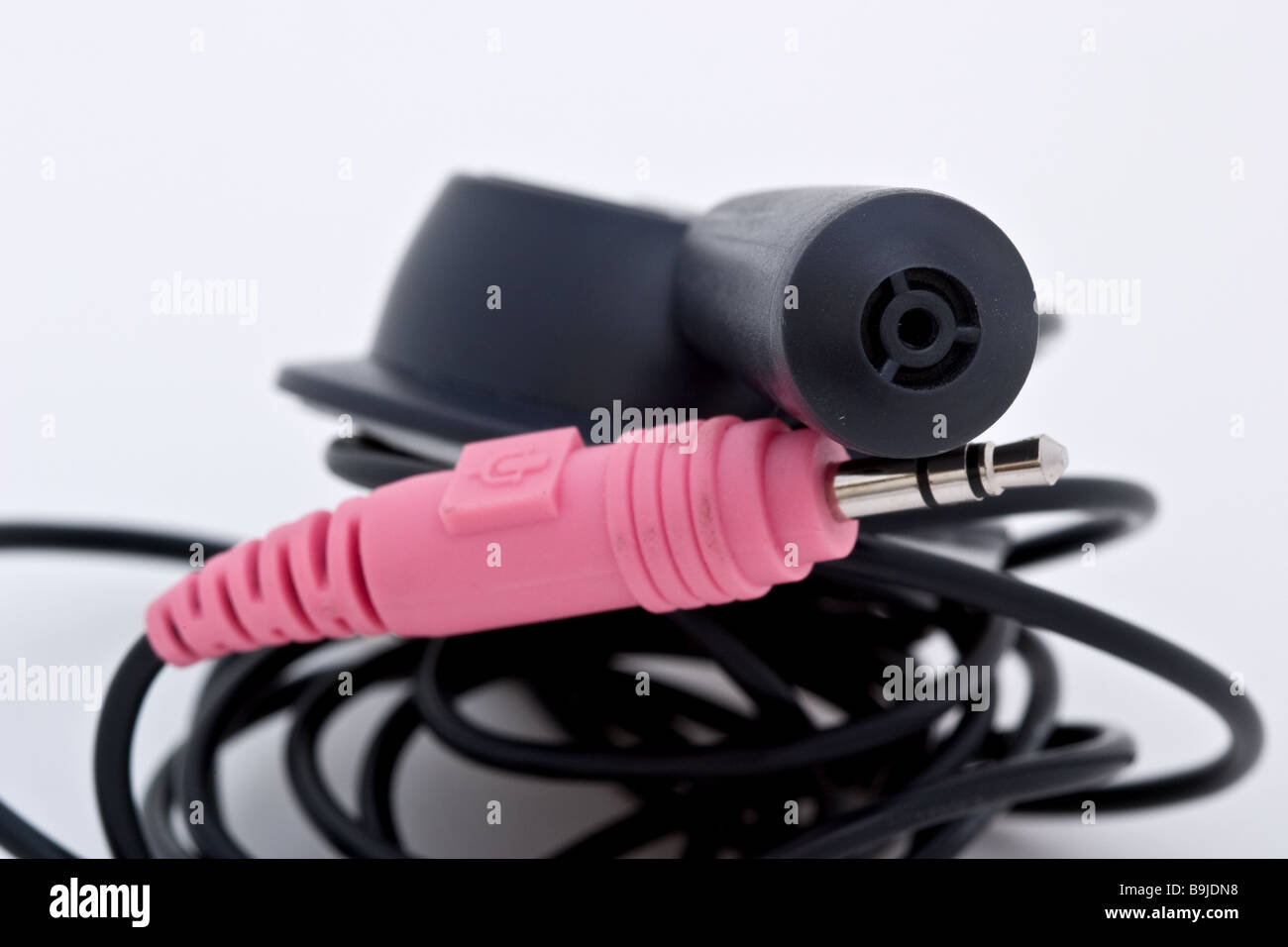 PC-Mikrofon und rosa Stecker mit schwarzem Kabel Stockfoto