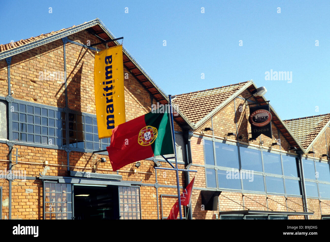 An der Marina Doca de Santo Amaro am Ufer des Tejo wurden ehemalige Lagerhäuser und Hafen Gebäude in moderner umgewandelt. Stockfoto
