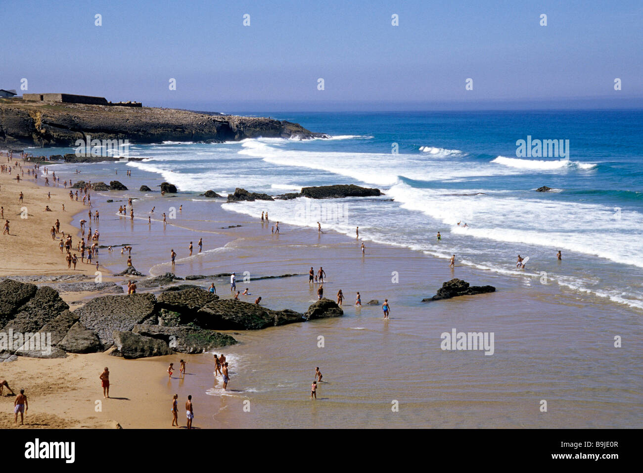 Praia do Guincho, Strand am Atlantik mit Tagestouristen aus Europa, Lissabon, Portugal, Estoril und Cascais Stockfoto