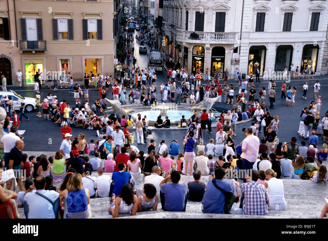 Menschen bevölkern Piazza di Spagna spanische Treppe, Scalinata della Trinità dei Monti, Ansicht von oben von der Via dei Condotti, Stockfoto