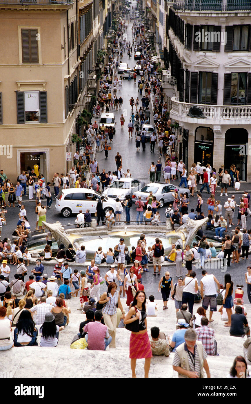 Menschen bevölkern Piazza di Spagna spanische Treppe, Scalinata della Trinità dei Monti, Ansicht von oben von der Via dei Condotti, Stockfoto