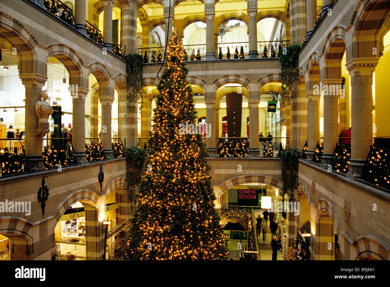 Innenhof, Magna Plaza in der Weihnachtszeit, Shopping-Mall in der ehemaligen Hauptpost Gebäude, Nieuwezijds Voorburgwal, Stockfoto