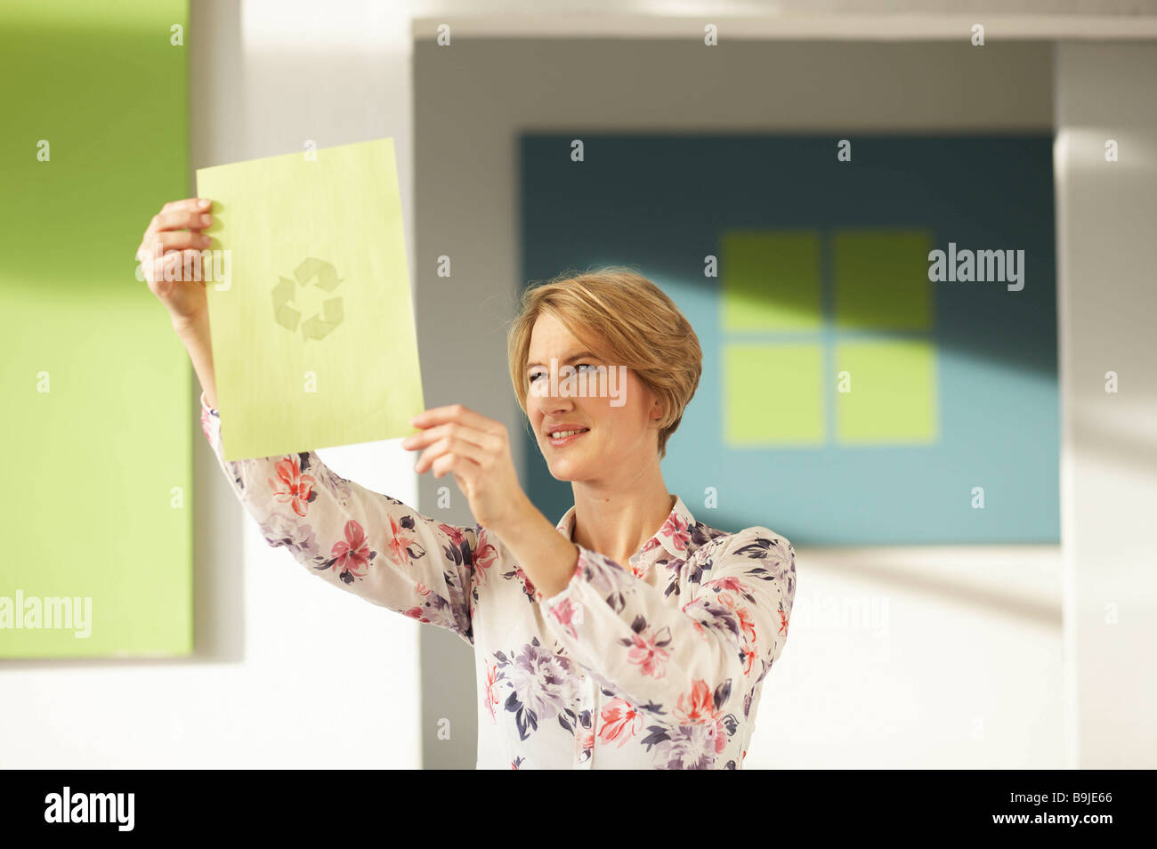 Frau betrachten recycling logo Stockfoto